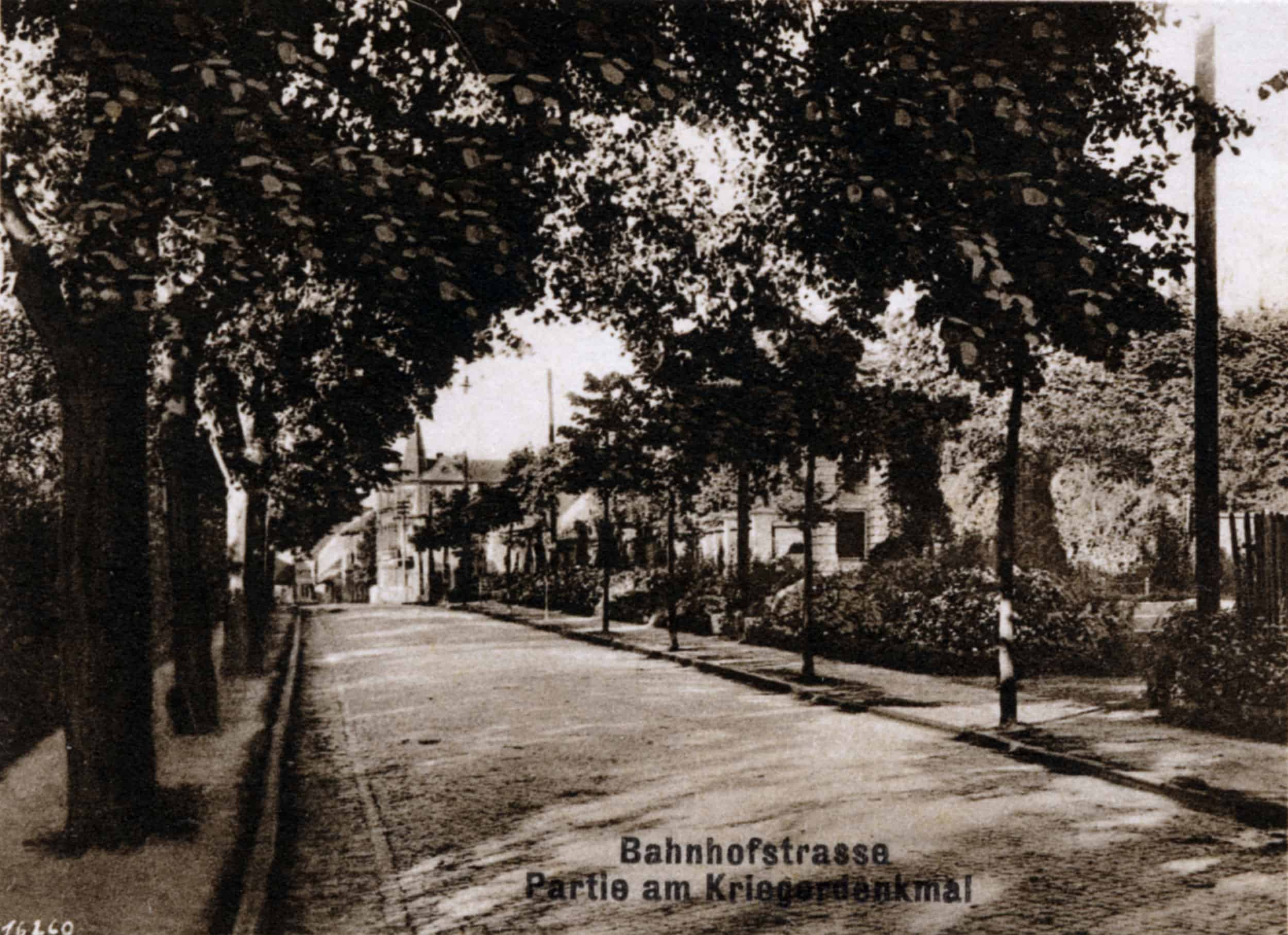 Kamenzer Straße mit Kriegsdenkmal